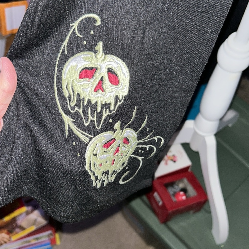 HP🎊🎊Disney Snow White and the Seven Dwarfs Evil Queen Poison Apple Black Hoo… - Picture 7 of 8
